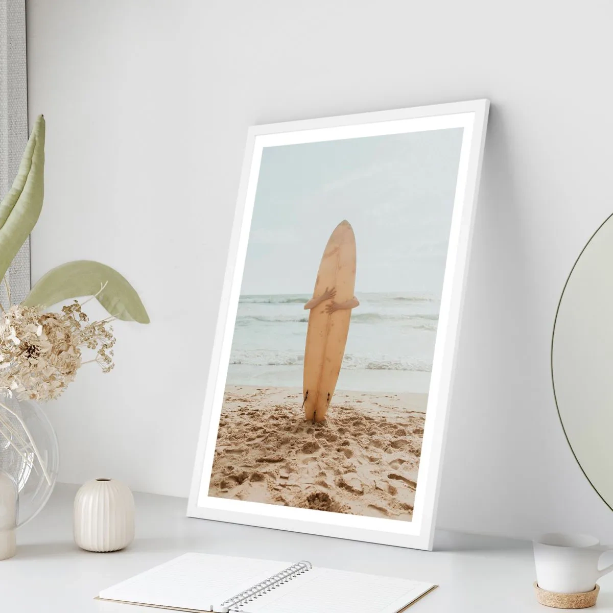 Plakat i hvid ramme - Af kærlighed til bølgerne - 30x40 cm