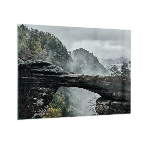 Billede på glas - En stenbro blandt tågede bjerge og et skovlandskab - 70x50cm - Eventyret er ved at begynde - Moderne vægdekoration til stue og soveværelse ARTTOR