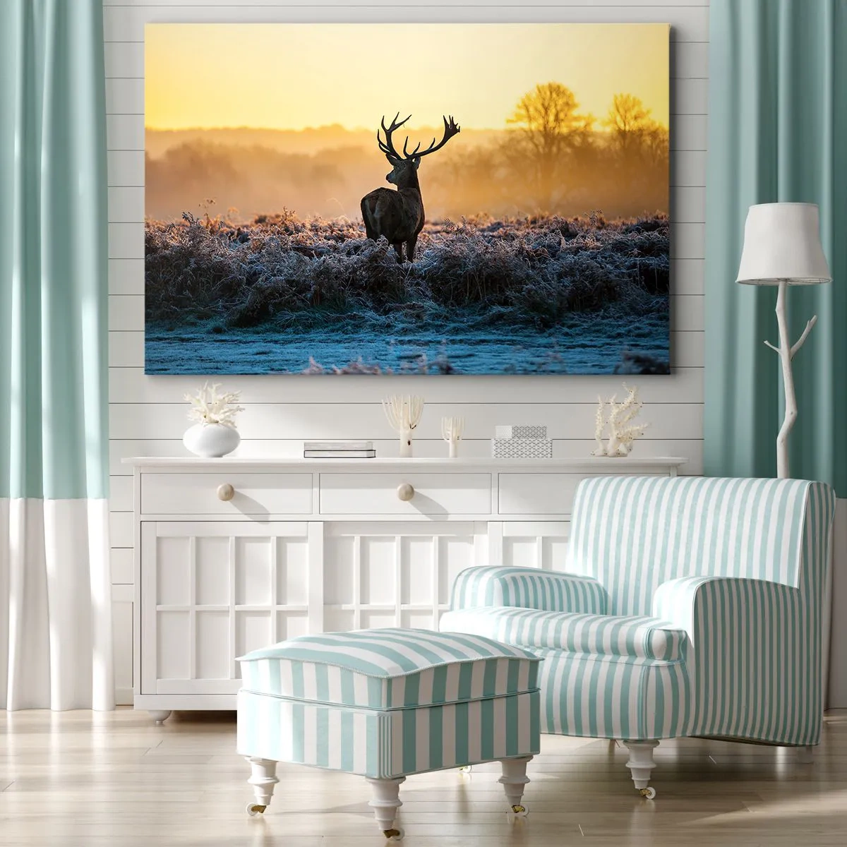 Lærredstryk - Billede på lærred - En hjort i en frostklar lysning ved solopgang - 70x50cm - Kronet på sine godser - Moderne vægdekoration til stue og soveværelse ARTTOR