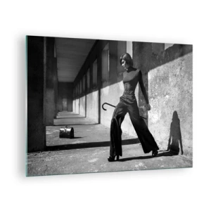 Billede på glas - Sort-hvidt fotografi af en kvinde i et elegant outfit i bymæssige omgivelser. - 70x50cm -  Byens elegance - Moderne vægdekoration til stue og soveværelse ARTTOR