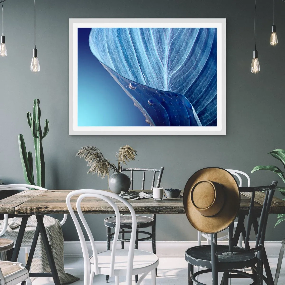 Plakat i hvid ramme - Skjulte dråber af blåt - 100x70 cm