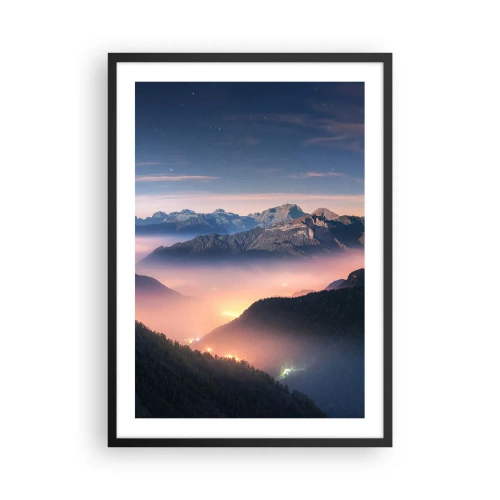 Plakat i sort ramme - En magisk udsigt over bjergdale oplyst af nattelys - 50x70cm - Lys i dalene - Moderne vægdekoration til stue og soveværelse ARTTOR