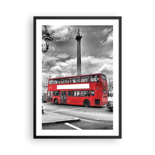 Plakat i sort ramme - En rød bus mod en sort og hvid bybaggrund - 50x70cm - Byens sande livsnerve - Moderne vægdekoration til stue og soveværelse ARTTOR