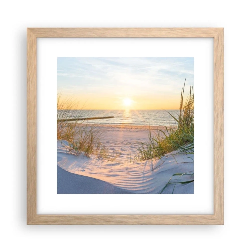 Plakat i ramme af lyst egetræ - Havet brummer, fuglene synger, en vild strand midt i græsset.... - 30x30 cm
