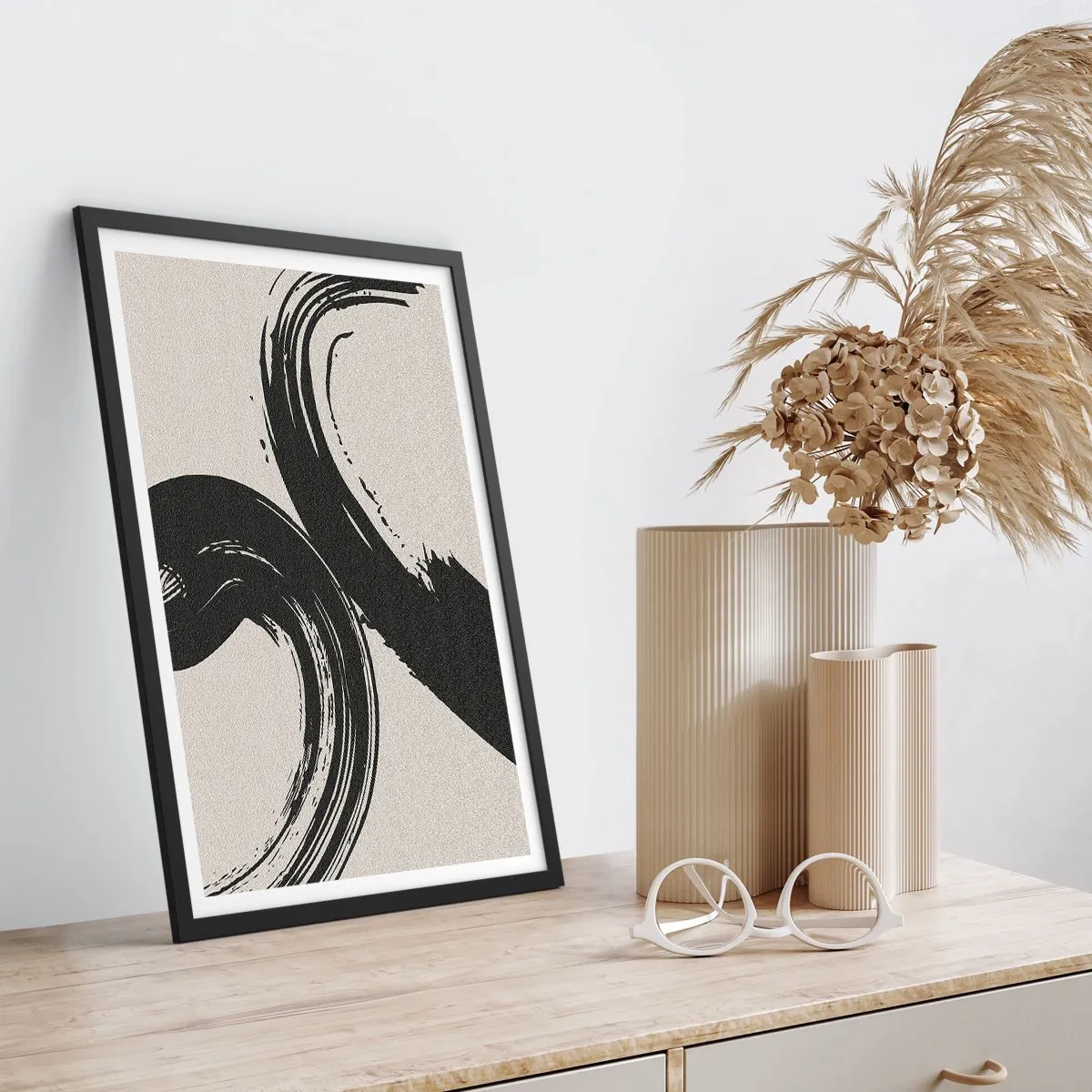 Plakat i sort ramme - Dynamiske penselstrøg på en beige baggrund - 50x70cm - Fejende og cirkulær - Moderne vægdekoration til stue og soveværelse ARTTOR