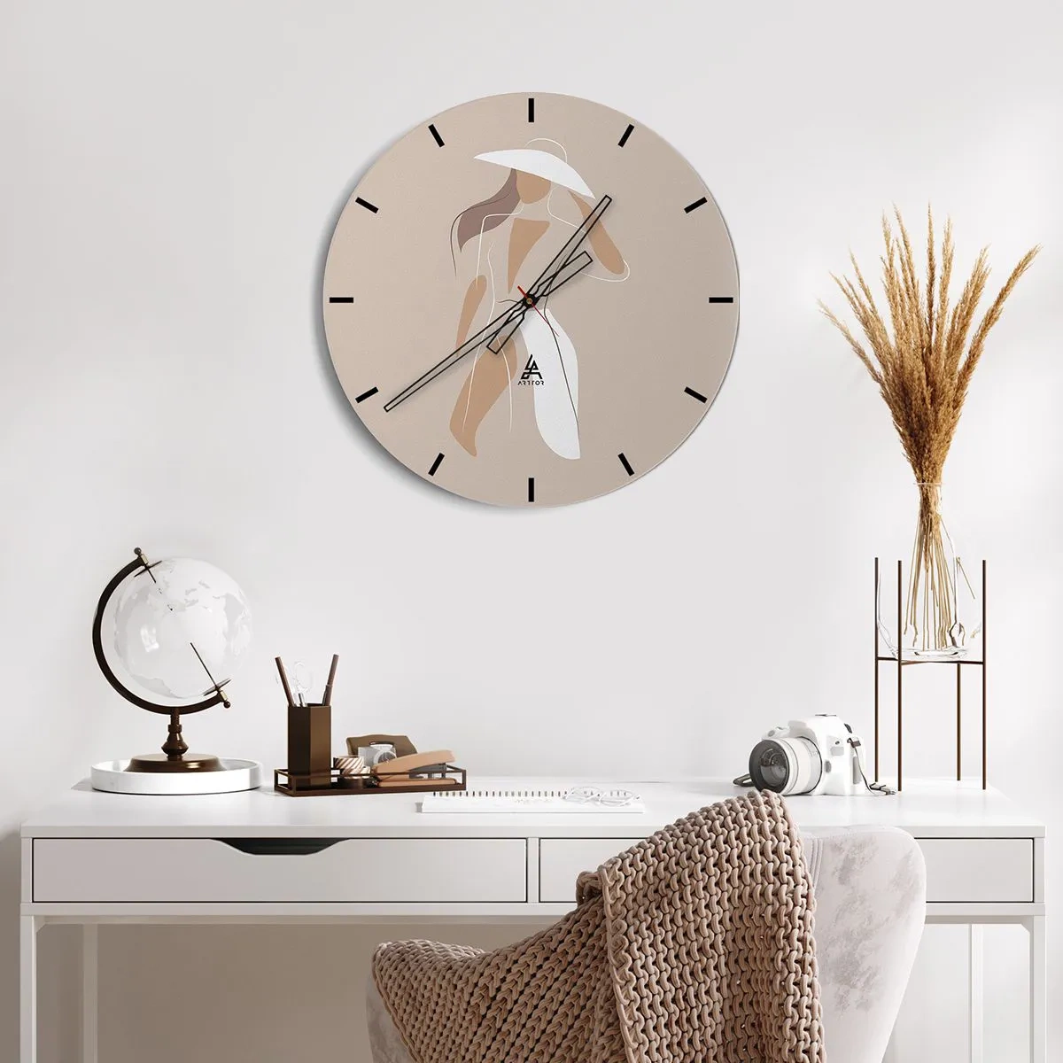 Vægur, Uret - Stilfuld kvinde i en hat på en beige baggrund - 30x30cm - Mode er sjovt - Moderne vægdekoration til stue, køkken og soveværelse ARTTOR