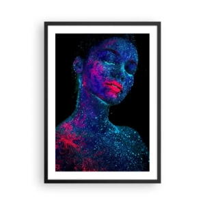 Plakat i sort ramme - En kvinde dækket af fluorescerende pollen under UV-lys. - 50x70cm - I stjernestøv - Moderne vægdekoration til stue og soveværelse ARTTOR
