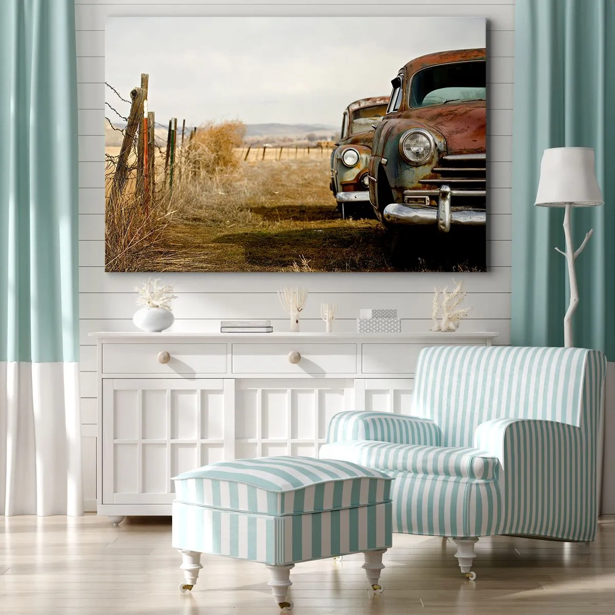 Lærredstryk - Billede på lærred - To gamle biler på en grusvej ved siden af et træhegn - 70x50cm - Et velfortjent hvil - Moderne vægdekoration til stue og soveværelse ARTTOR