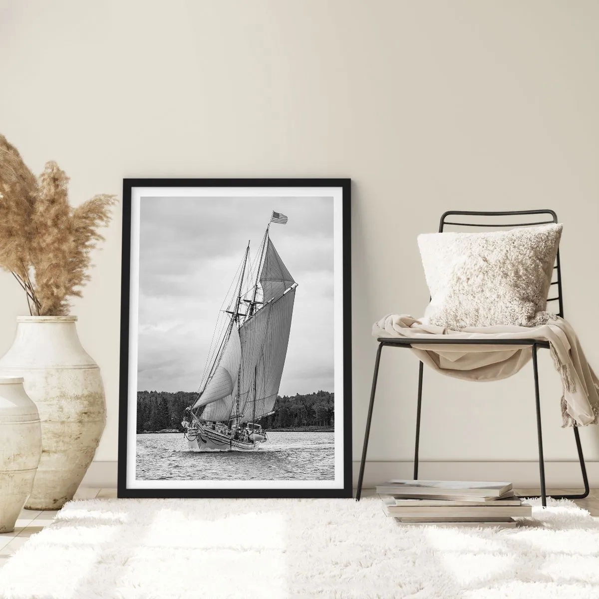 Plakat i sort ramme - Et sejlskib med store sejl, der sejler på havet i sort og hvid - 50x70cm - Brødre af vinden - Moderne vægdekoration til stue og soveværelse ARTTOR