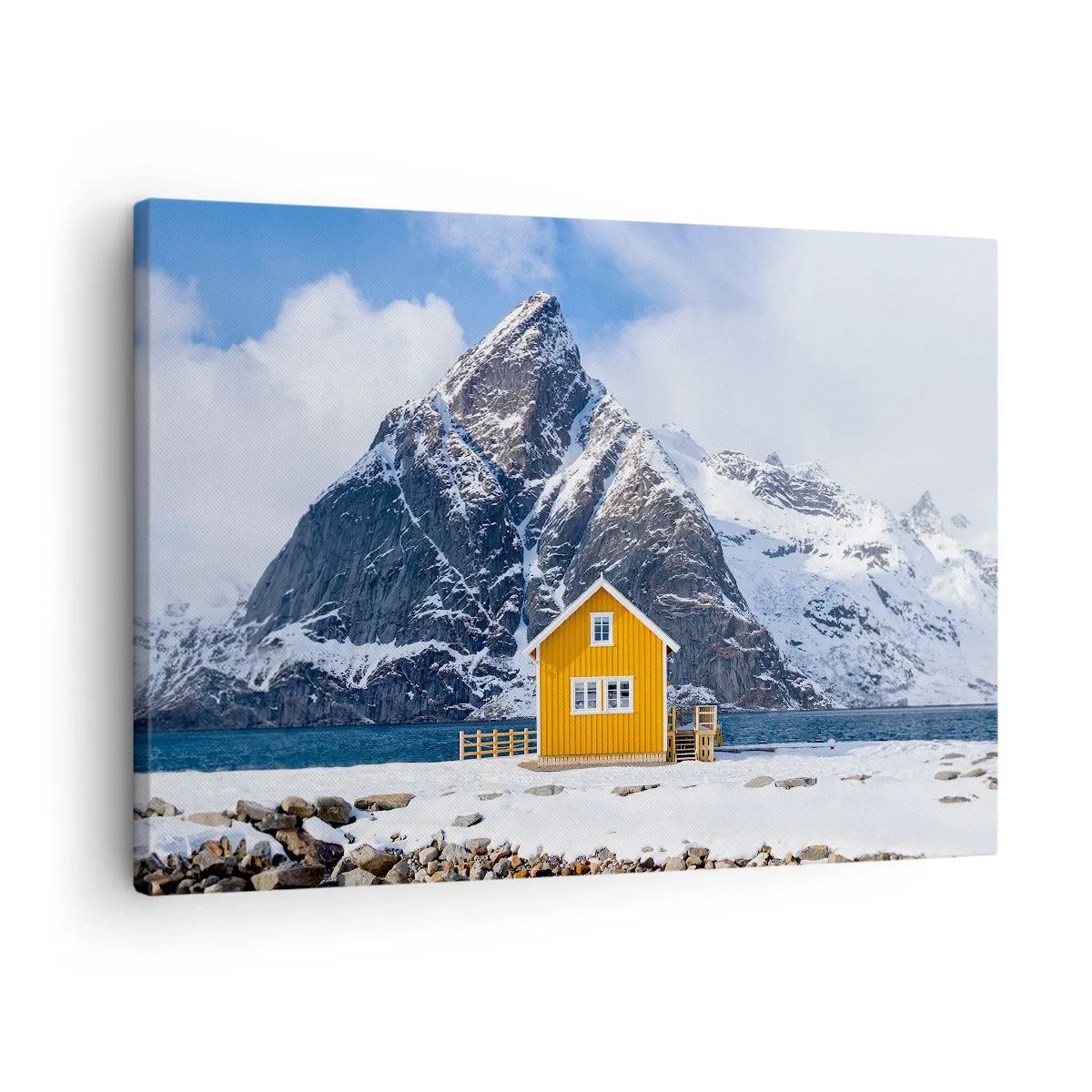 Lærredstryk - Billede på lærred - Et gult hus mod en baggrund af snedækkede bjerge og havet - 70x50cm - Skandinavisk ferie - Moderne vægdekoration til stue og soveværelse ARTTOR