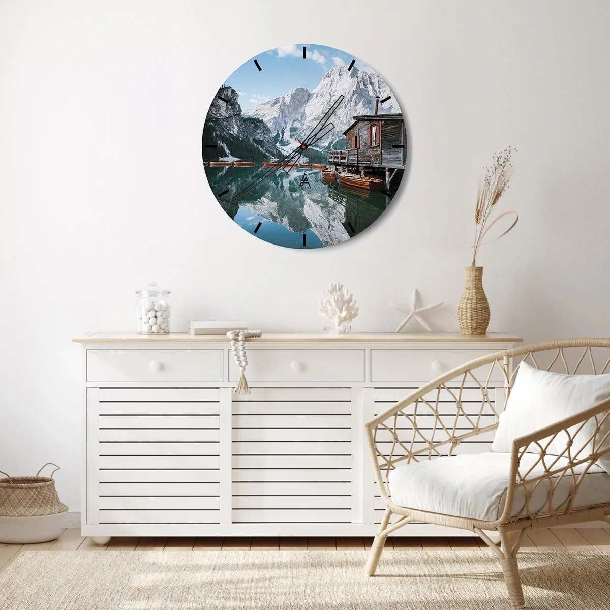 Vægur, Uret - En bjergsø med træbåde og en hytte på bredden - 30x30cm - Krystalklar bjergmorgen - Moderne vægdekoration til stue, køkken og soveværelse ARTTOR