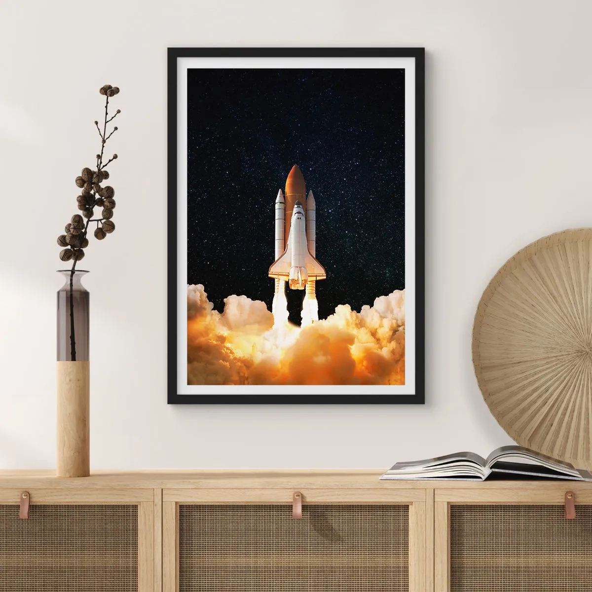 Plakat i sort ramme - En rumfærge, der letter mod en stjerneklar himmel - 50x70cm - Ad astra! - Moderne vægdekoration til stue og soveværelse ARTTOR