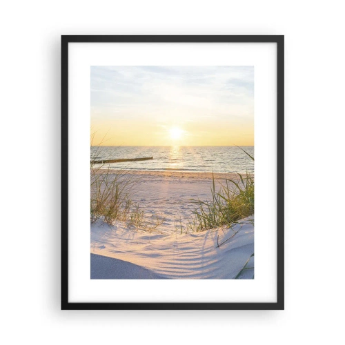 Plakat i sort ramme - Havet brummer, fuglene synger, en vild strand midt i græsset.... - 40x50 cm