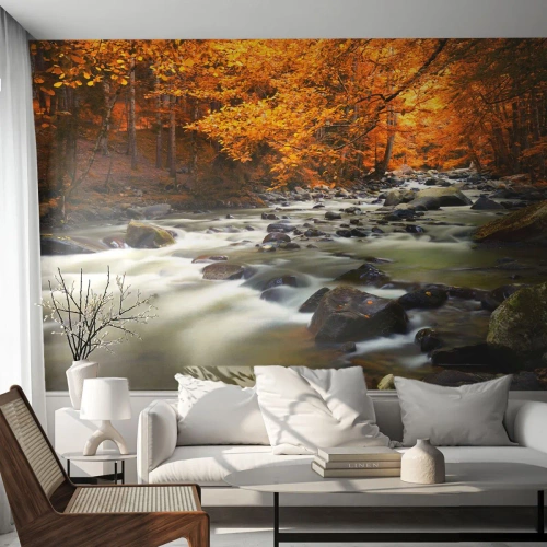 Fototapet Standard Eco - Efterårsskov med en brusende strøm og gyldne blade - 100x70cm - Et vandløb i den gyldne skov - Moderne vægdekoration til stue og soveværelse ARTTOR