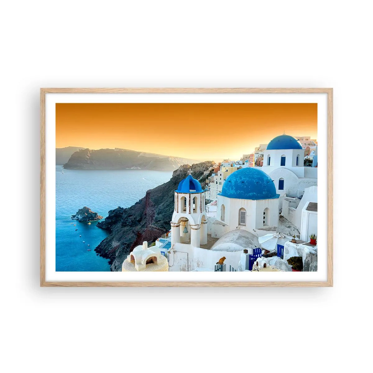 Plakat i ramme af lyst egetræ - Santorini - omfavnet af klipperne - 91x61 cm