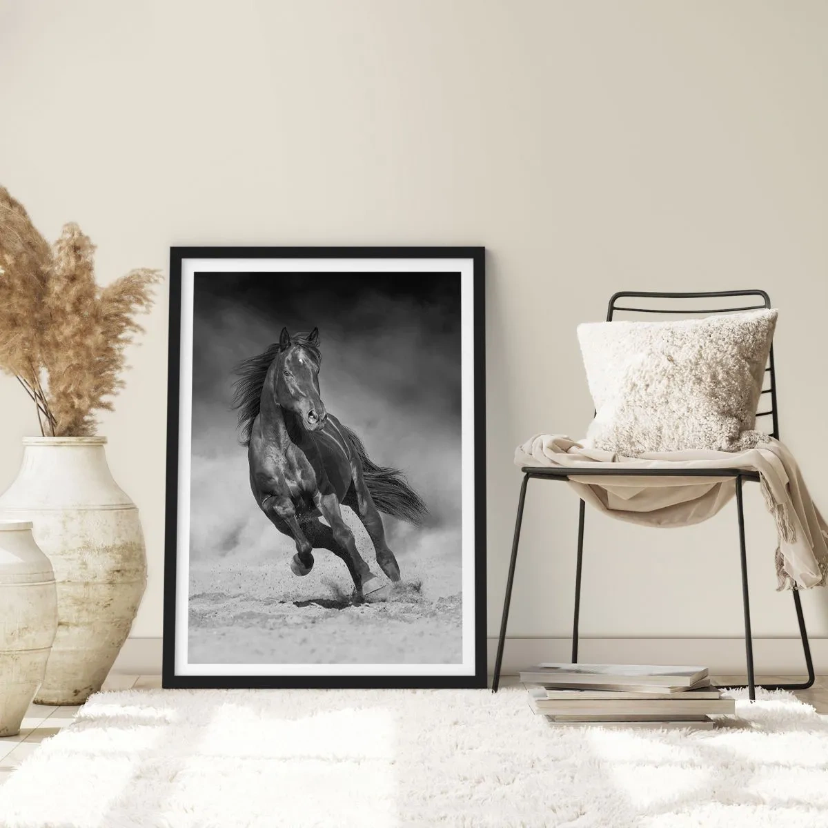 Plakat i sort ramme - En mørk hest i et dynamisk løb - 50x70cm - Værdig til emiren selv - Moderne vægdekoration til stue og soveværelse ARTTOR