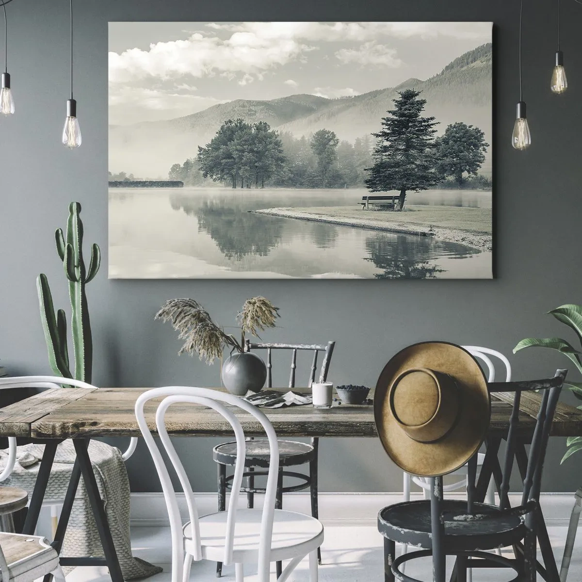 Lærredstryk - Billede på lærred - En malerisk sø med en bænk og tåge i baggrunden - 70x50cm - Søen sover stadig - Moderne vægdekoration til stue og soveværelse ARTTOR