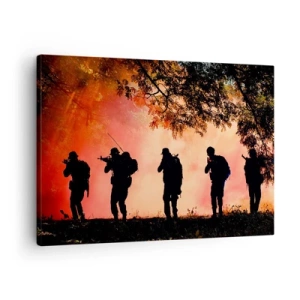 Lærredstryk - Billede på lærred - Silhuetter af soldater i skoven mod den orange himmel - 70x50cm - ...Alle for én. - Moderne vægdekoration til stue og soveværelse ARTTOR