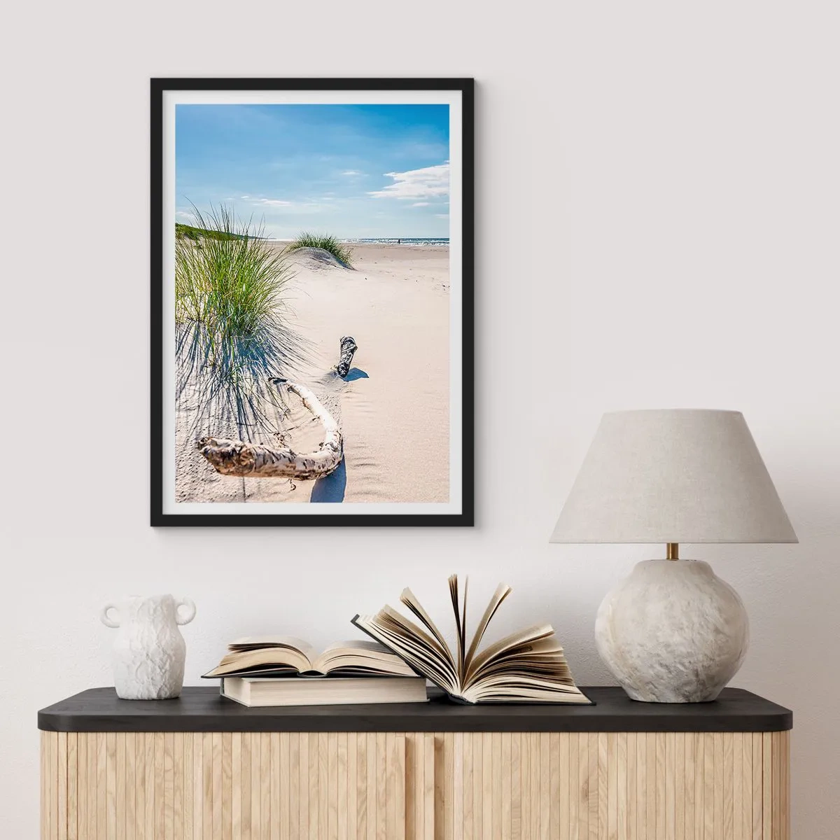 Plakat i sort ramme - Strand med klitter, græs og grene i sollyset - 50x70cm - Den smukkeste? Baltisk - Moderne vægdekoration til stue og soveværelse ARTTOR