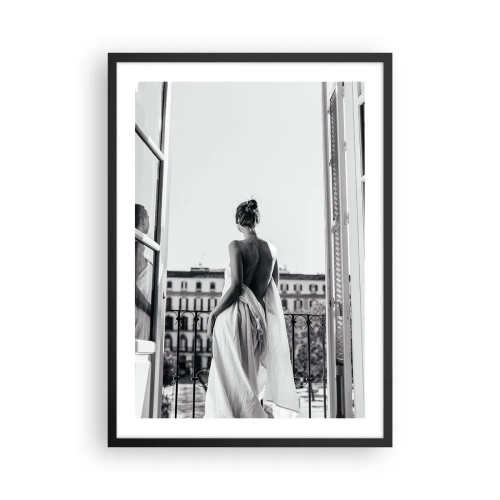 Plakat i sort ramme - En kvinde i hvidt stof på en balkon med udsigt over byen - 50x70cm - Vækning af sanserne - Moderne vægdekoration til stue og soveværelse ARTTOR