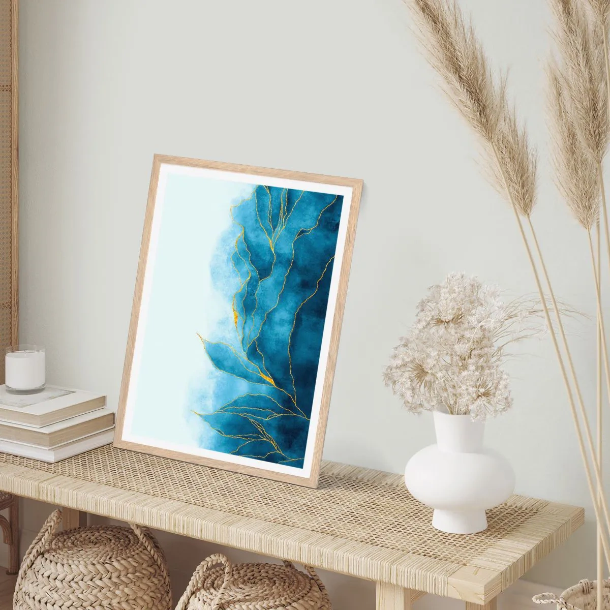 Plakat i ramme af lyst egetræ - Blå i guld - 50x70 cm