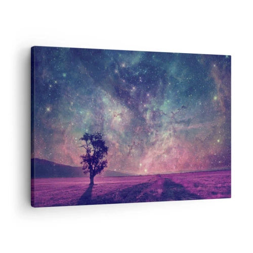 Lærredstryk - Billede på lærred - Et træ mod en stjerneklar himmel i lilla og blå farver - 70x50cm - Under en magisk himmel - Moderne vægdekoration til stue og soveværelse ARTTOR