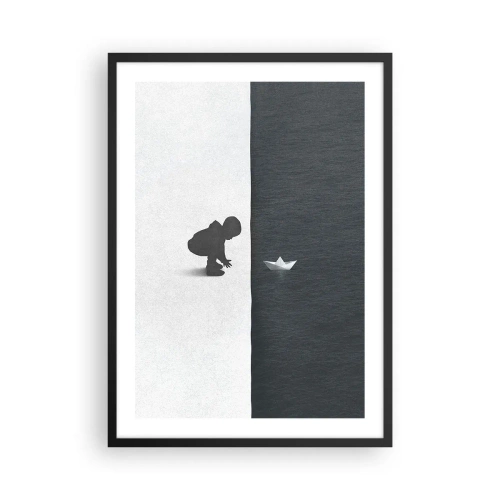 Plakat i sort ramme - Et barn læner sig ud over vandet med en papirbåd - 50x70cm - Stor ekspedition - Moderne vægdekoration til stue og soveværelse ARTTOR