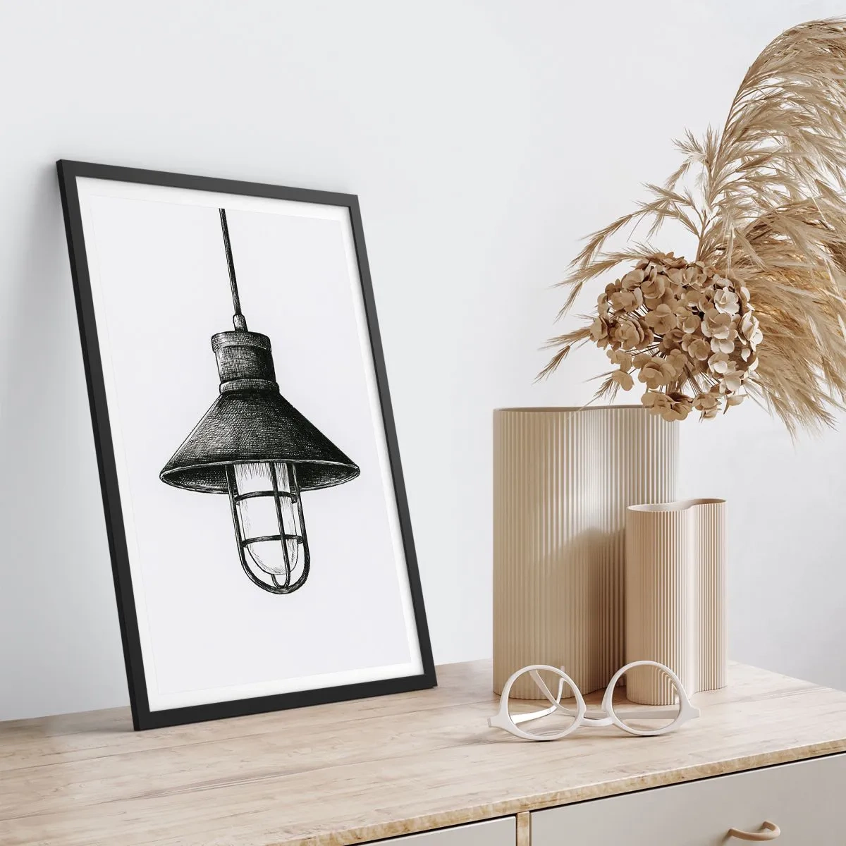 Plakat i sort ramme - Skitse af en industriel hængelampe - 50x70cm - Som for mange år siden... - Moderne vægdekoration til stue og soveværelse ARTTOR