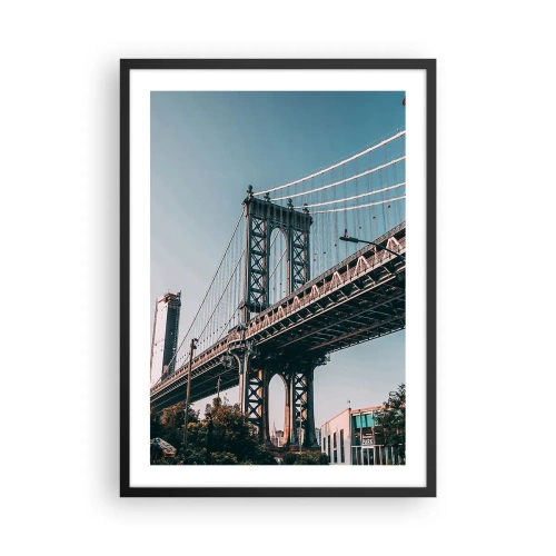 Plakat i sort ramme - En hængebro i en moderne by mod en blå himmel - 50x70cm - Over byens bølger - Moderne vægdekoration til stue og soveværelse ARTTOR