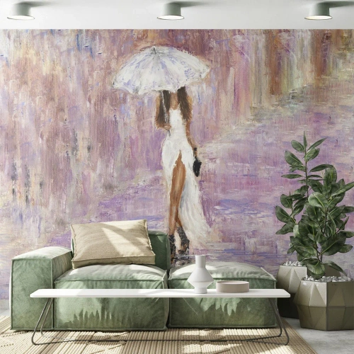 Fototapet Premium Sand - I den syrenrøde regn - Kvinde, Mode, Gå i regnen - 350x256 cm