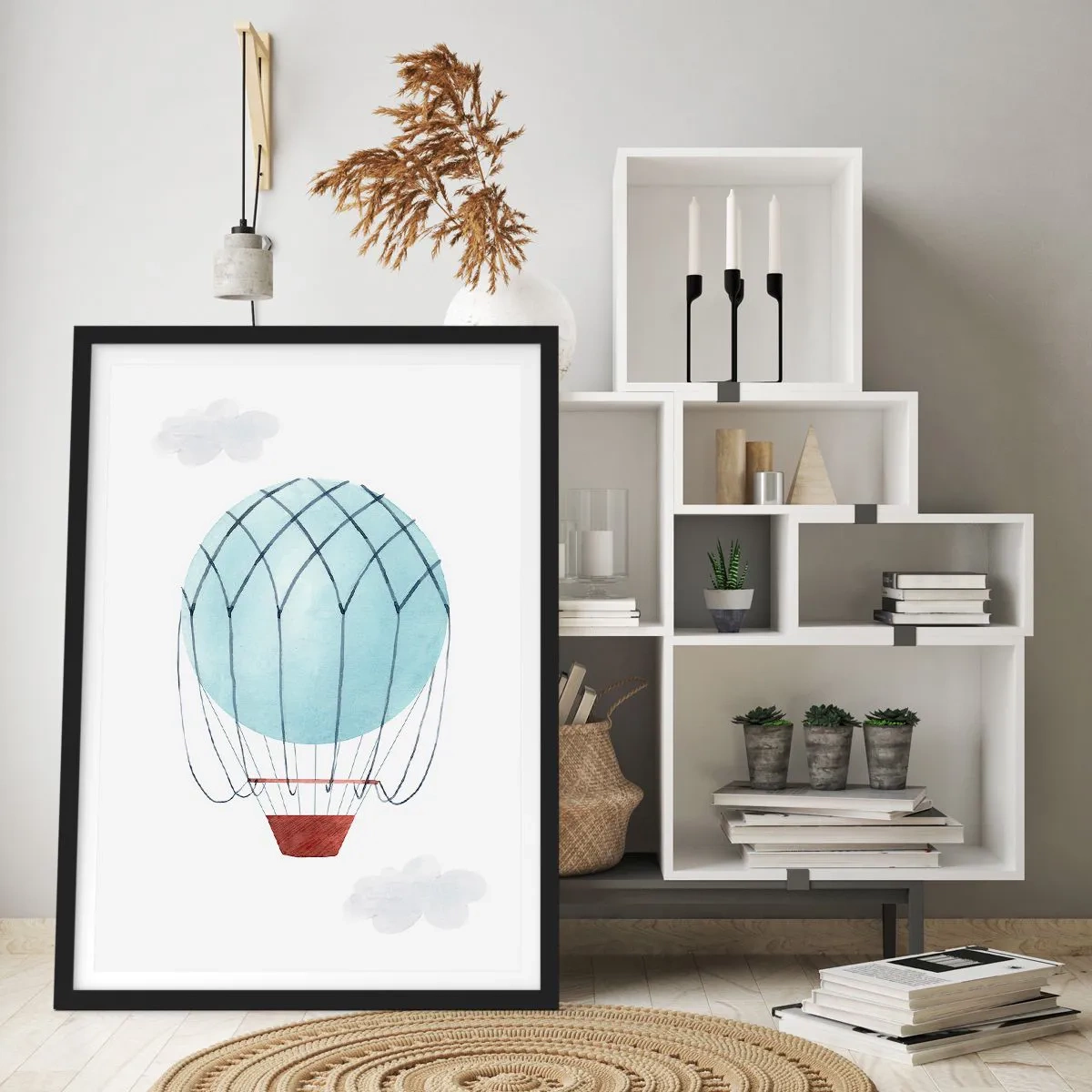 Plakat i sort ramme - En akvarel varmluftballon, der svæver blandt skyerne - 50x70cm - Alt i skyerne - Moderne vægdekoration til stue og soveværelse ARTTOR