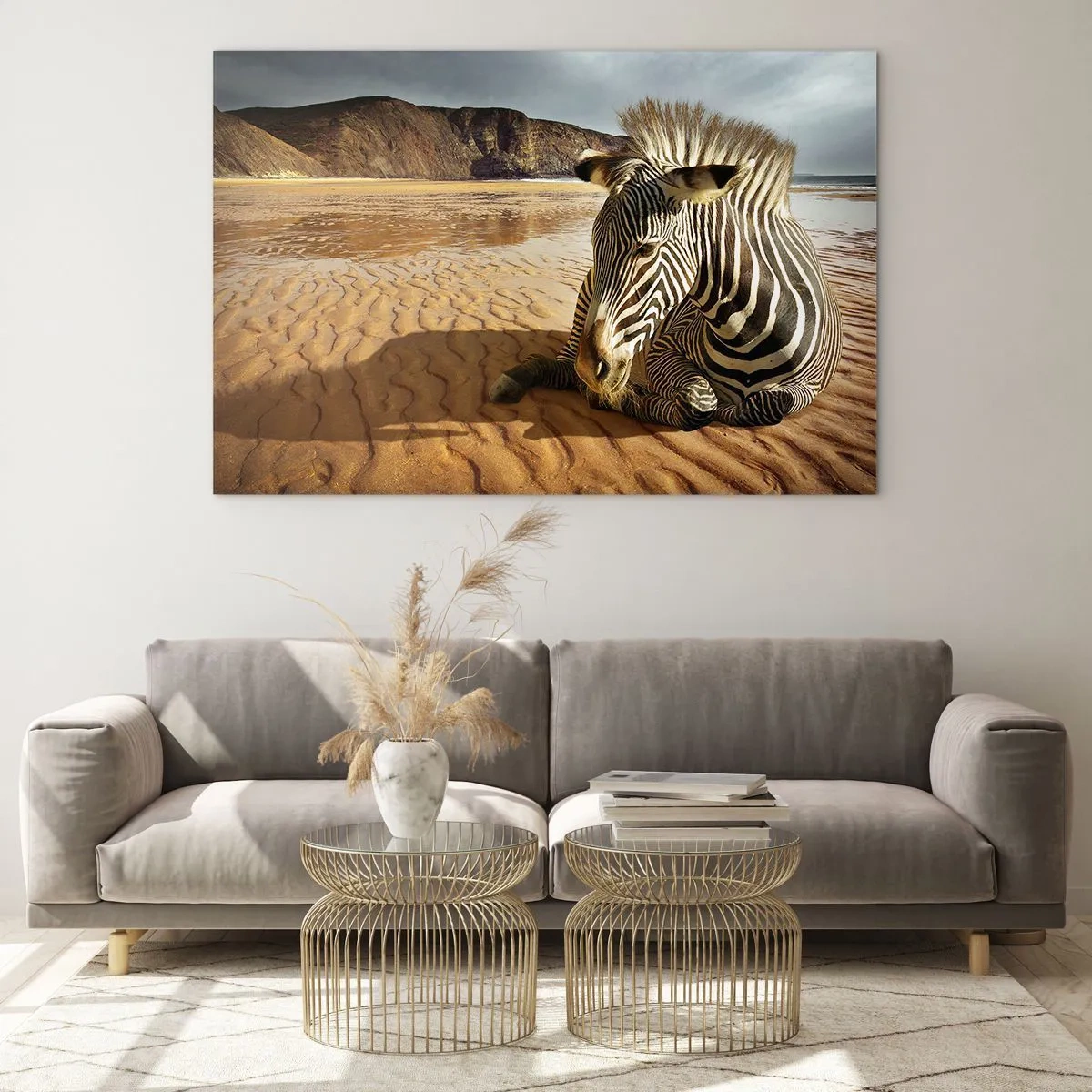 Billede på glas - En zebra hviler på stranden ved solnedgang - 70x50cm - Vi passer sammen - Moderne vægdekoration til stue og soveværelse ARTTOR