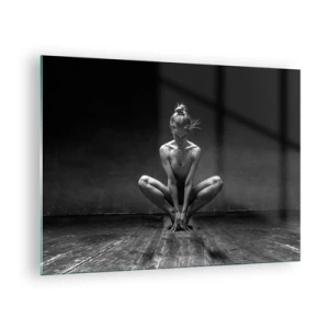 Billede på glas - En danser i balletstilling på et trægulv - 70x50cm - Fokuseret danseenergi - Moderne vægdekoration til stue og soveværelse ARTTOR