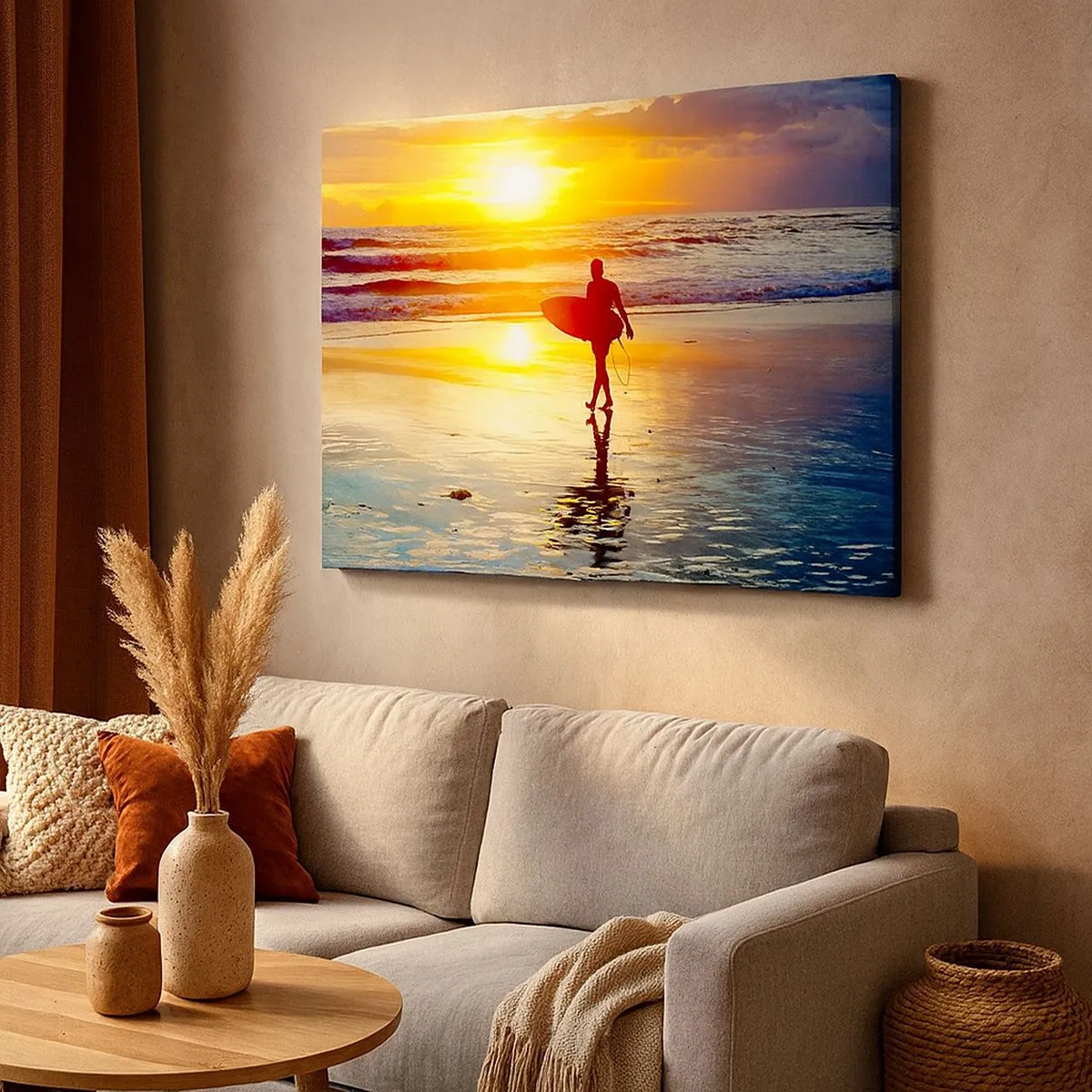 Lærredstryk - Billede på lærred - En surfer går på stranden ved solnedgang med et bræt i hånden. - 70x50cm - Krigerens tilbagevenden - Moderne vægdekoration til stue og soveværelse ARTTOR