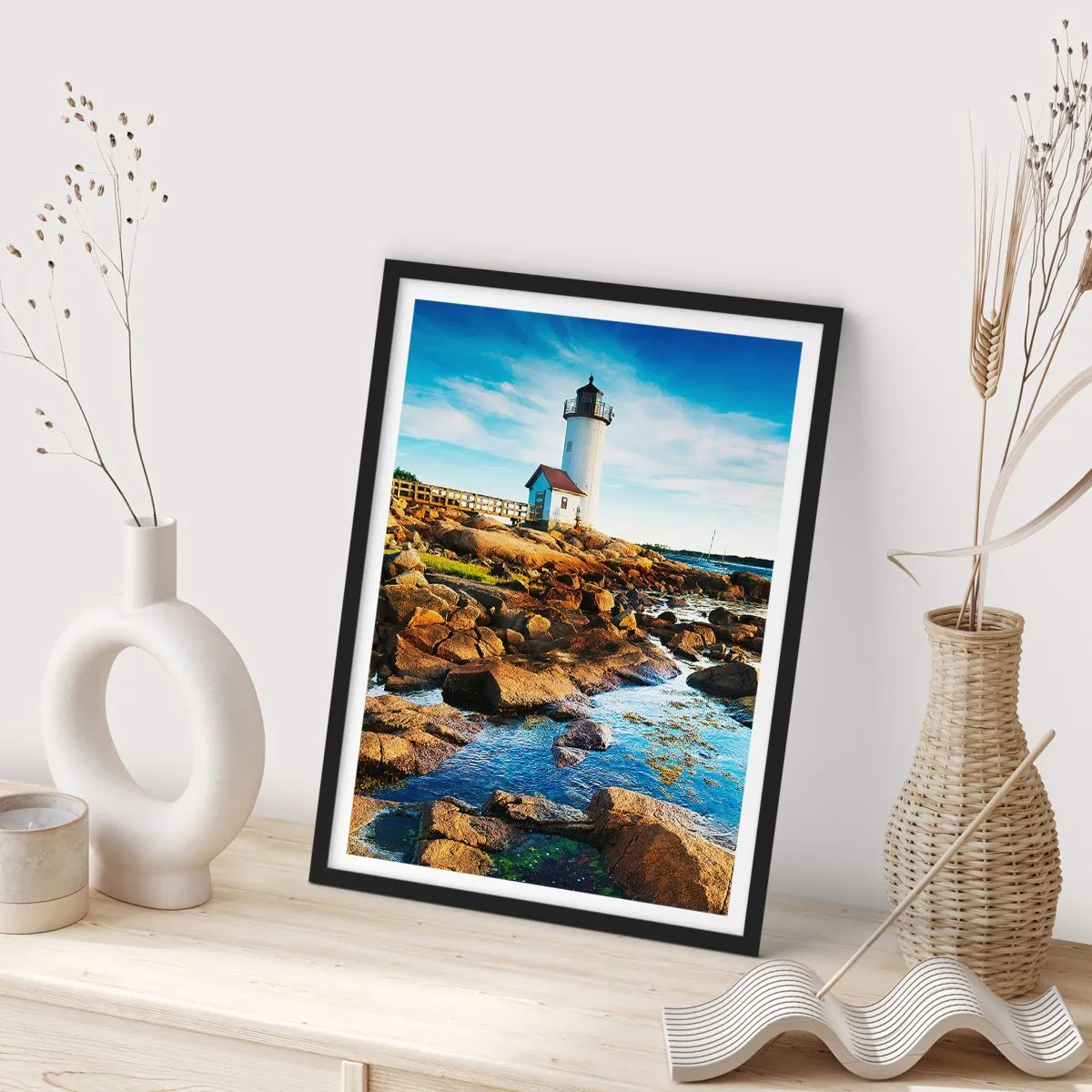 Plakat i sort ramme - Et fyrtårn på en klippekyst på en solskinsdag - 50x70cm - Vend tilbage med glæde, jeg ser frem til - Moderne vægdekoration til stue og soveværelse ARTTOR