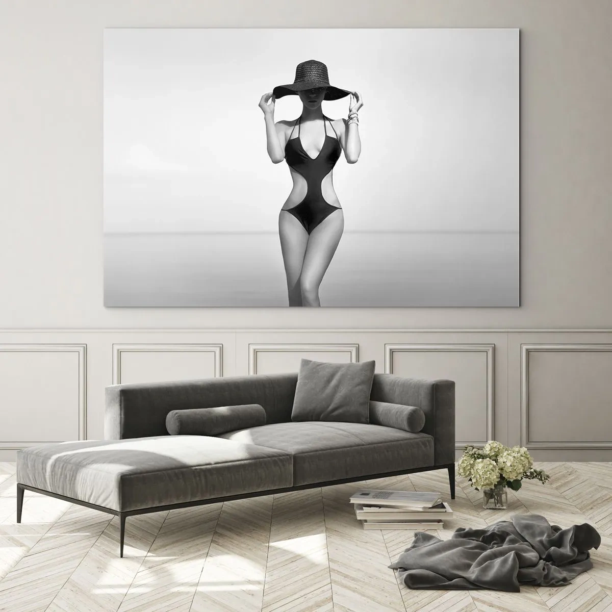 Billede på glas - En kvinde i sort badedragt og hat mod havet - 70x50cm - Mit navn er Elegance - Moderne vægdekoration til stue og soveværelse ARTTOR
