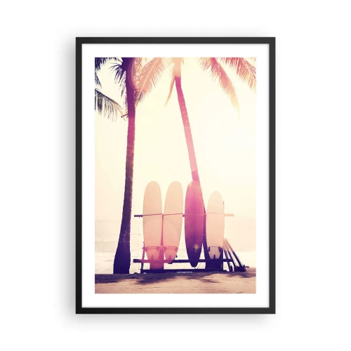 Plakat i sort ramme - Surfbrætter linet op under palmer på stranden - 50x70cm - Det bliver en fantastisk dag - Moderne vægdekoration til stue og soveværelse ARTTOR