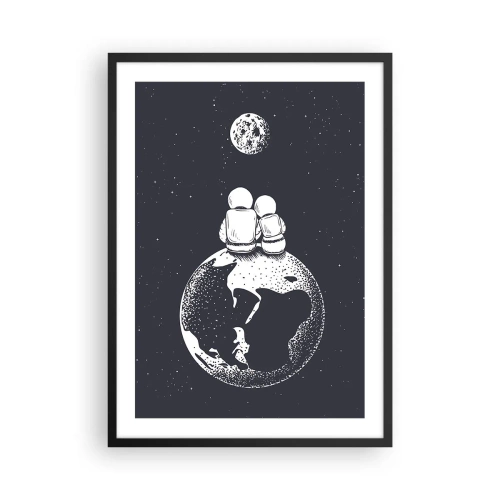 Plakat i sort ramme - Astronauter sidder på Jorden og kigger på Månen - 50x70cm - En kosmisk kærlighedshistorie - Moderne vægdekoration til stue og soveværelse ARTTOR
