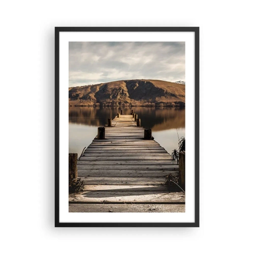 Plakat i sort ramme - En træbro fører til en rolig sø med bjerge i baggrunden - 50x70cm - Et landskab i stilhed - Moderne vægdekoration til stue og soveværelse ARTTOR