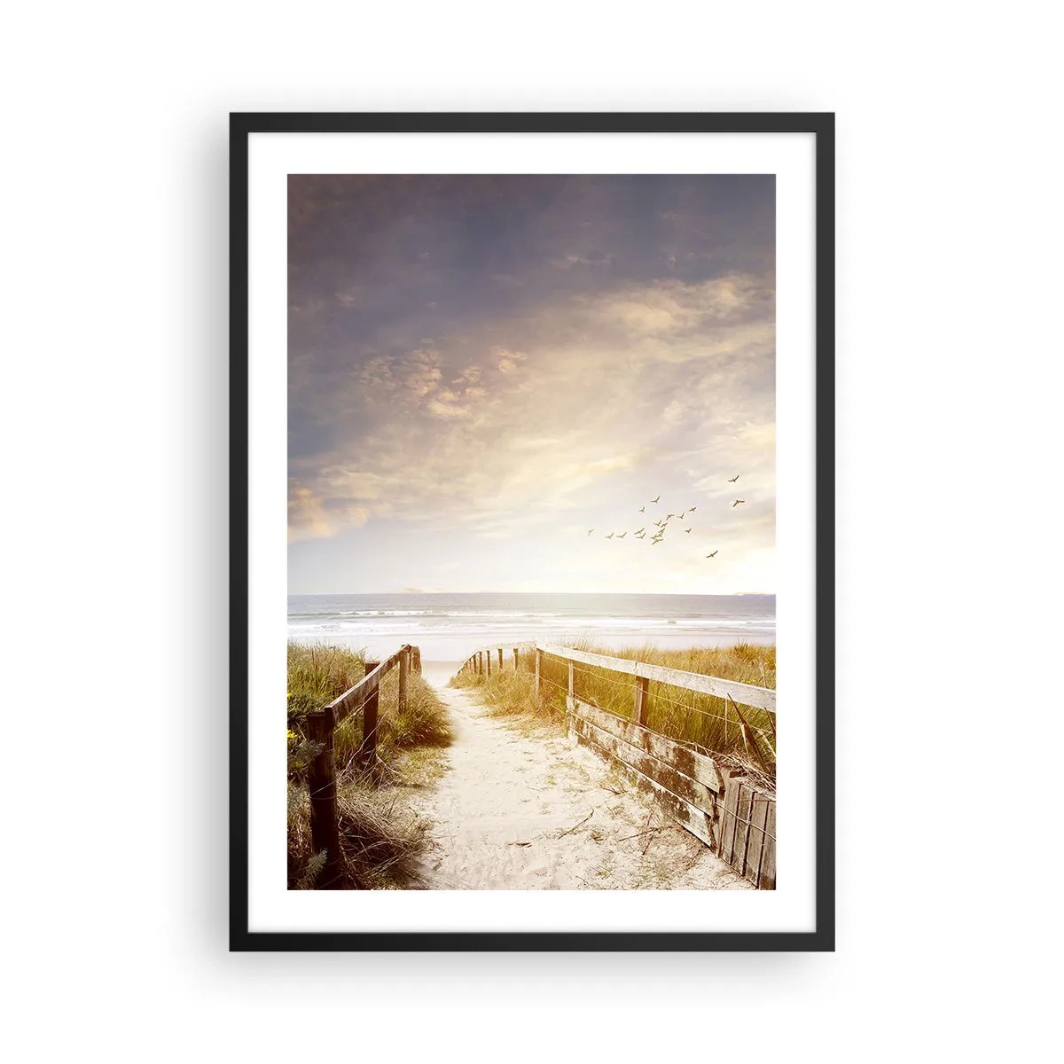 Plakat i sort ramme - Sti til stranden ved solnedgang med fugle der flyver forbi - 50x70cm - Et rum af ro og fred - Moderne vægdekoration til stue og soveværelse ARTTOR