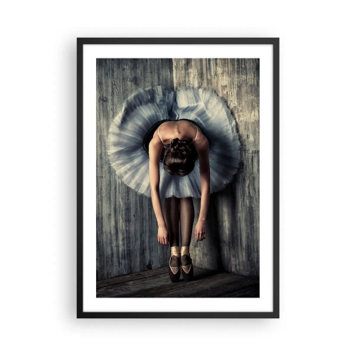 Plakat i sort ramme - En elegant ballerina i en klassisk positur mod en rå væg. - 50x70cm - Når musikken stopper - Moderne vægdekoration til stue og soveværelse ARTTOR