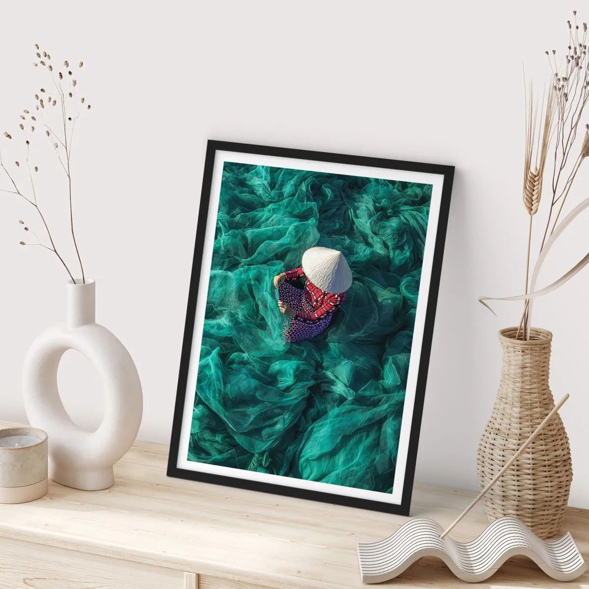 Plakat i sort ramme - En person med hat blandt grønne fiskenet - 50x70cm - I et hav af lys - Moderne vægdekoration til stue og soveværelse ARTTOR