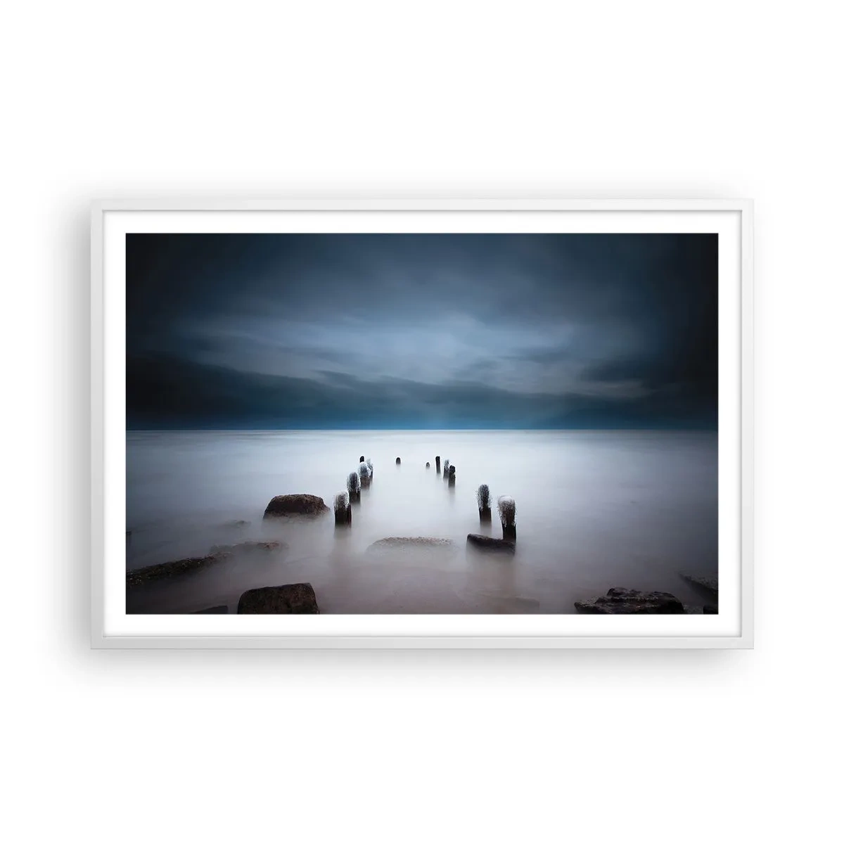 Plakat i hvid ramme - En betænksom sø - 91x61 cm