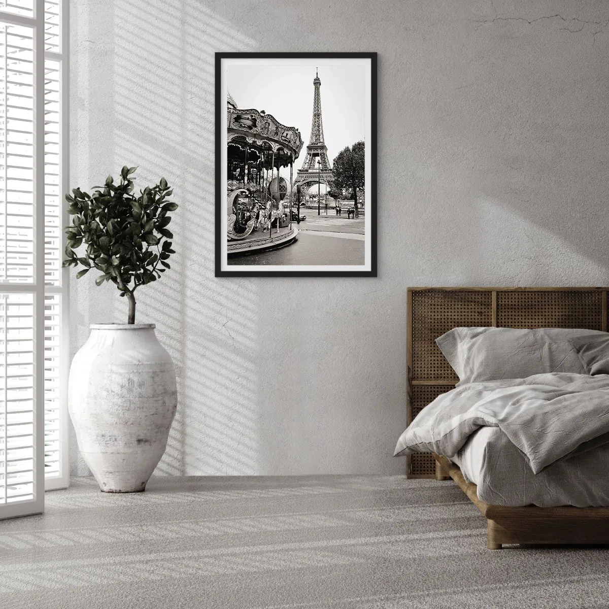 Plakat i sort ramme - Sort-hvidt foto af karrusellen og tårnet i baggrunden - 50x70cm - Når der gælder sjov, er det kun i Paris - Moderne vægdekoration til stue og soveværelse ARTTOR