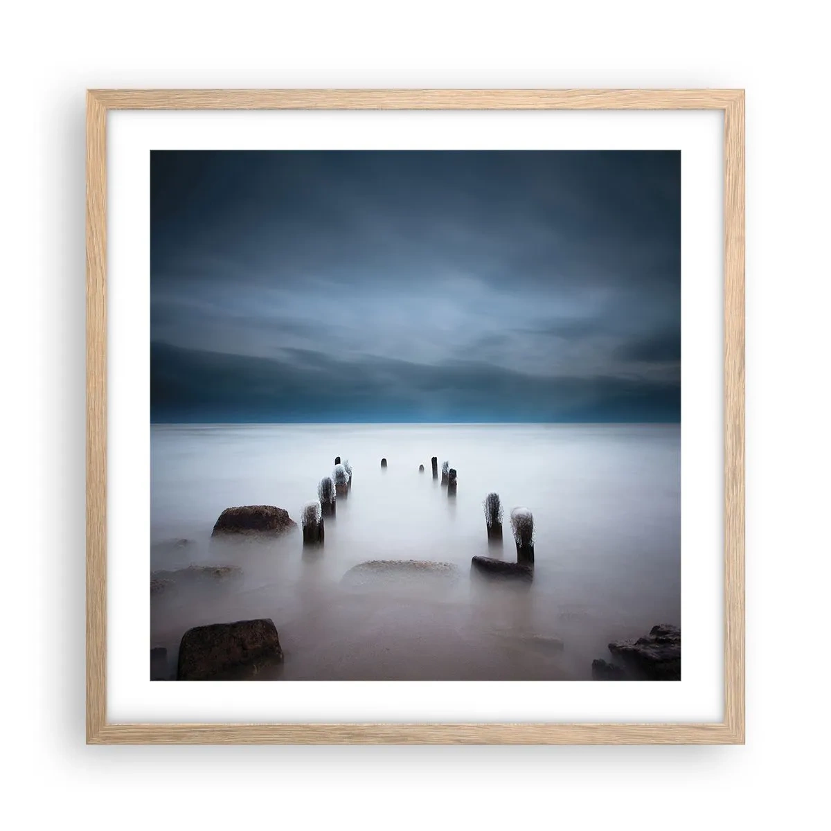 Plakat i ramme af lyst egetræ - En betænksom sø - 50x50 cm