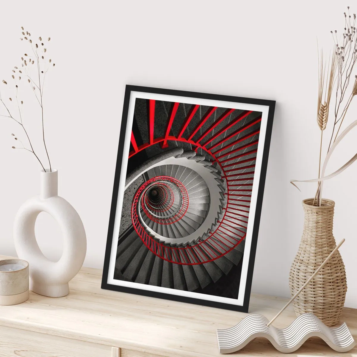 Plakat i sort ramme - Vindeltrappe i sort og hvid med røde gelændere - 50x70cm - Arkitektoniske lege - Moderne vægdekoration til stue og soveværelse ARTTOR