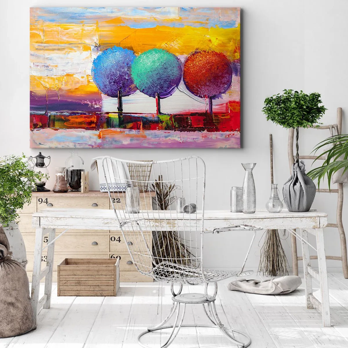 Lærredstryk - Billede på lærred - Tre farverige træer på en abstrakt baggrund - 70x50cm - Tredje gang er lykkens gang - Moderne vægdekoration til stue og soveværelse ARTTOR