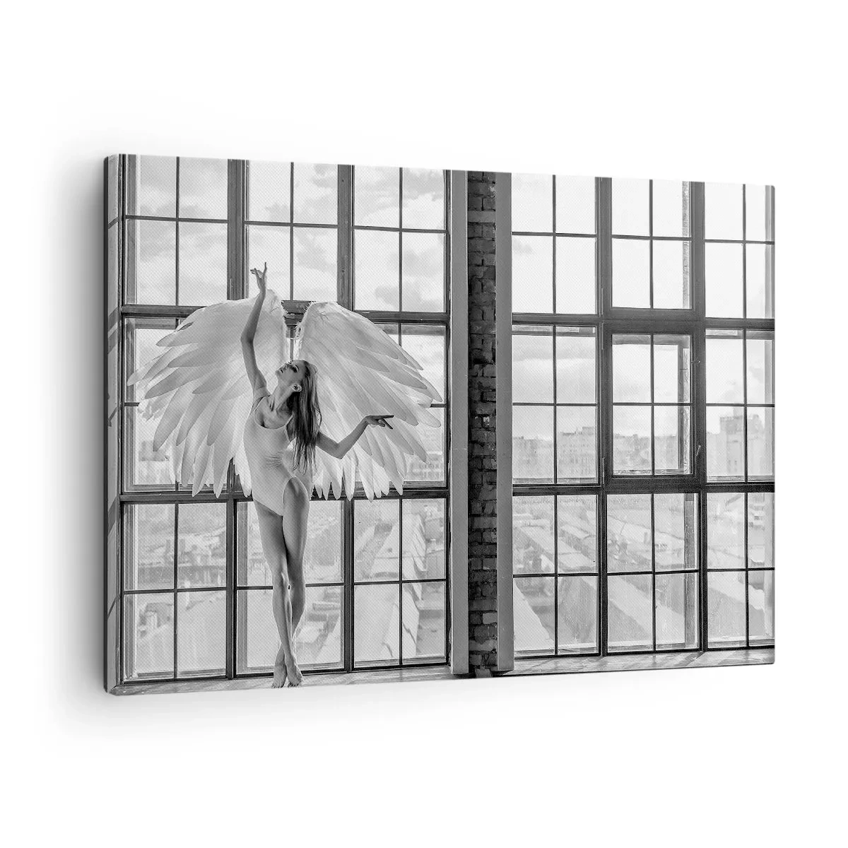 Lærredstryk - Billede på lærred - En kvinde med englevinger mod baggrunden af et loftsvindue - 70x50cm - Englenes by? - Moderne vægdekoration til stue og soveværelse ARTTOR