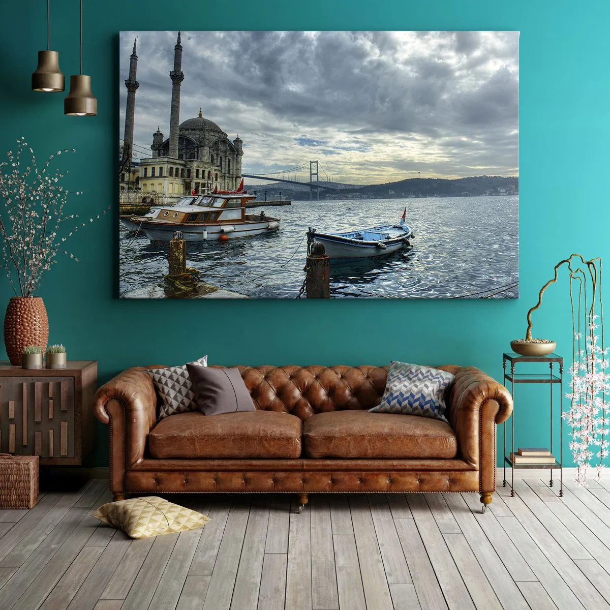 Lærredstryk - Billede på lærred - En historisk bygning ved vandet med både og en bro i baggrunden - 70x50cm - På grænsen mellem verdener - Moderne vægdekoration til stue og soveværelse ARTTOR