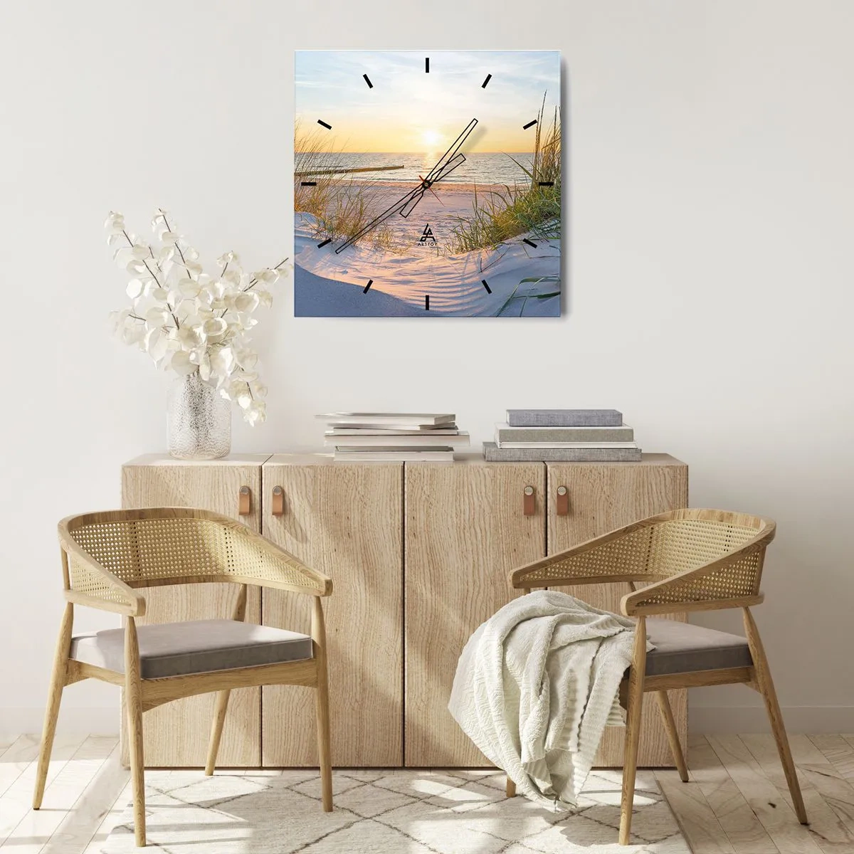 Vægur, Uret - Havet brummer, fuglene synger, en vild strand midt i græsset.... - 30x30 cm